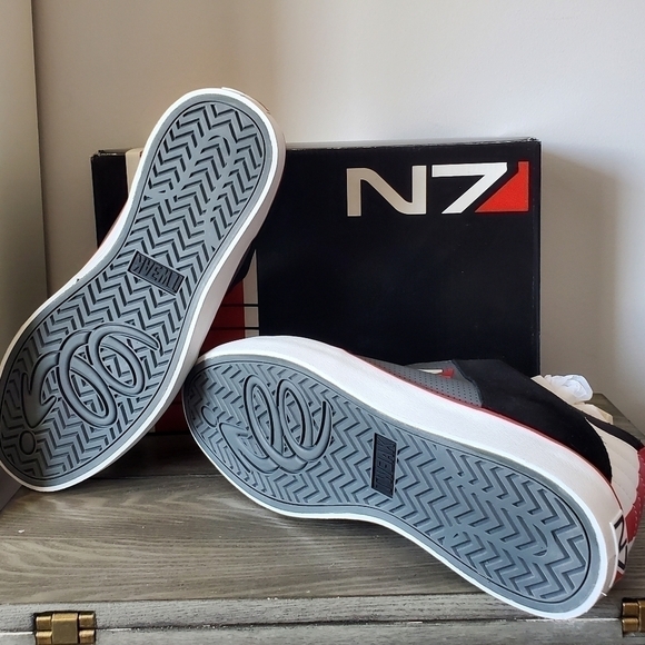 Rare MASS EFFECT N7 armour stripe sneakers never worn  in box. Size 11. - Picture 3 of 9